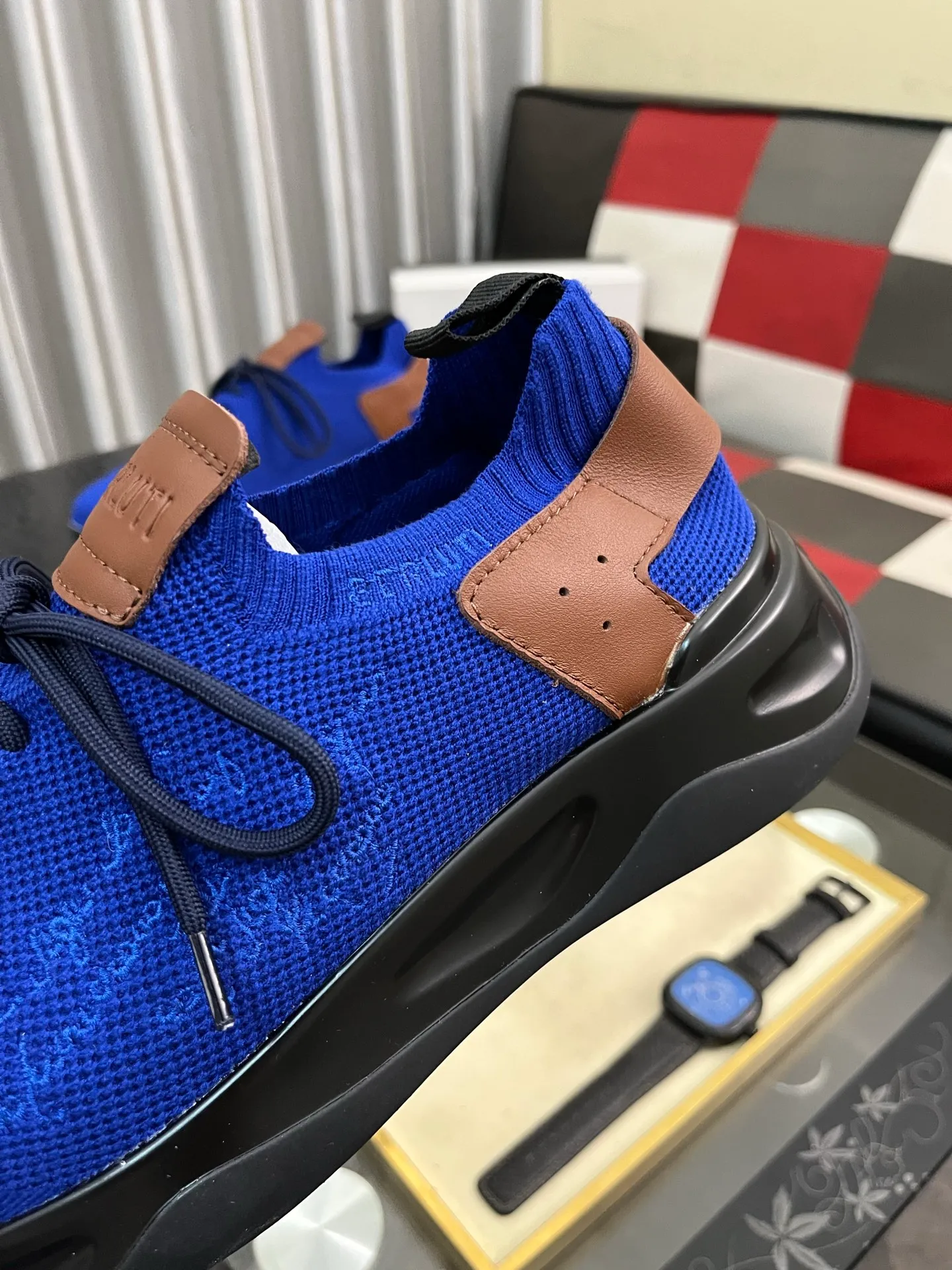Men's Men's Shoes 💰400⌚️⌚️Berlut* France's top men's shoes, Berluti brand broke the rules in its first show and launched a new Edge shoe last. This model is hand-crafted with exquisite and fashionable fly-woven cowhide, a water-dyed cowhide lining, and an original color-blocked lightweight and wear-resistant rubber sole. This bold improvement of the iconic shoe last is of great significance to the creative work of its unique shape and edge width. On Alessandro shoes, this sharp-edged silhouette is made more see-through through Kris' bold and professional new Cloudy dyeing, making it classic and fashionable! Size: 38-46
